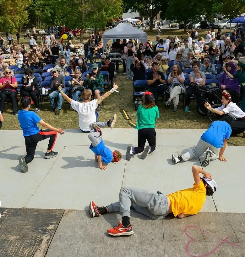 Des danseurs de breakdance se produisent dans l’aire de spectacle, entourés d’une foule de spectateurs à UAFest.