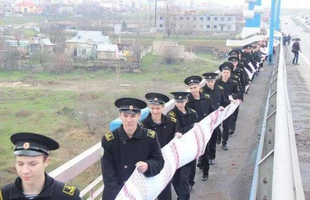 Naval cadets carrying the embroidered rushnyk across a bridge in Kherson, 2014