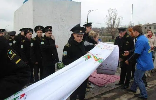 Naval cadets and volunteers unrolling the original rushnyk in Kherson, 2014