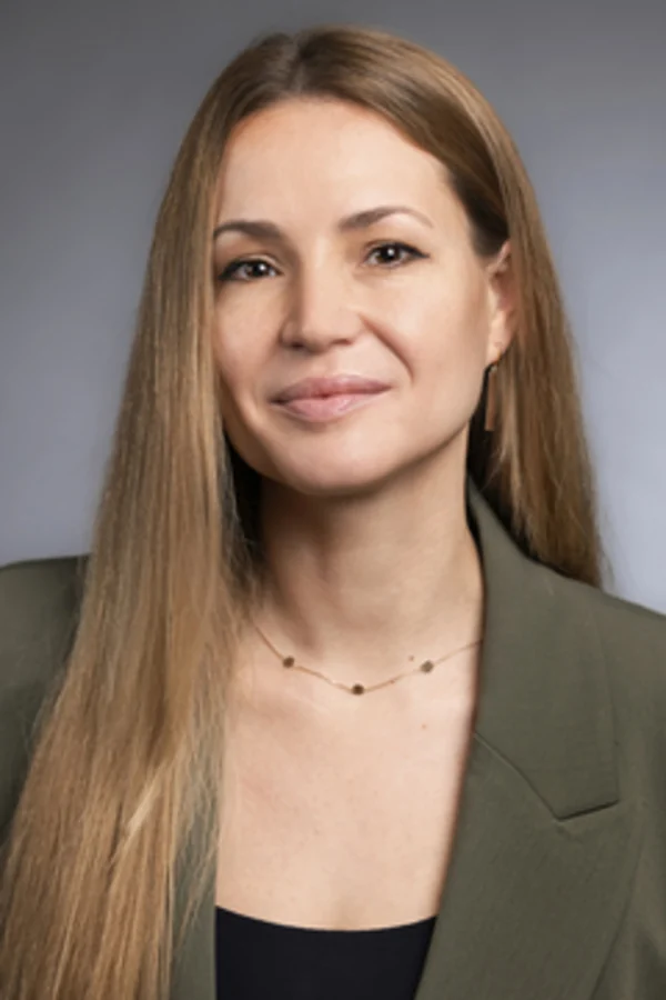 Portrait of Anna Vynnyk, Edward Jones financial advisor in Perth, Ontario